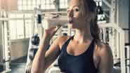 Whey protein deve ser consumido de maneira equilibrada (Imagem: Supavadee butradee | Shutterstock)