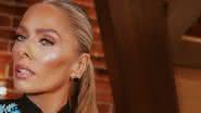 Adriane Galisteu é pega no flagra e mostra bumbum com calcinha minúscula - Instagram