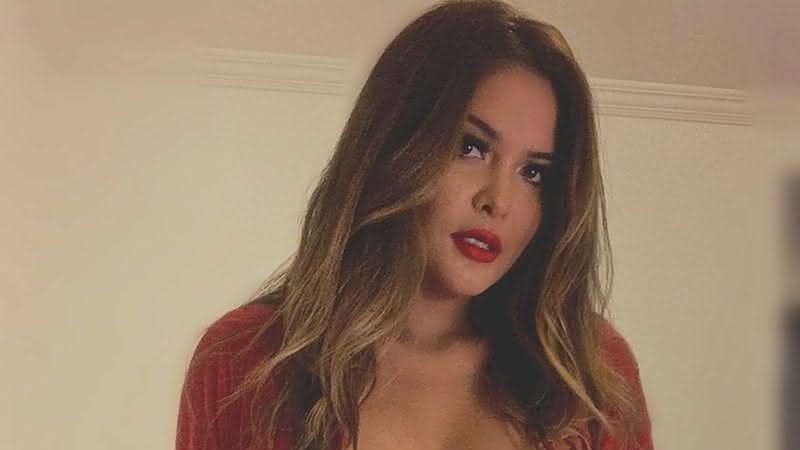 Geisy Arruda posa só de sutiã - Instagram