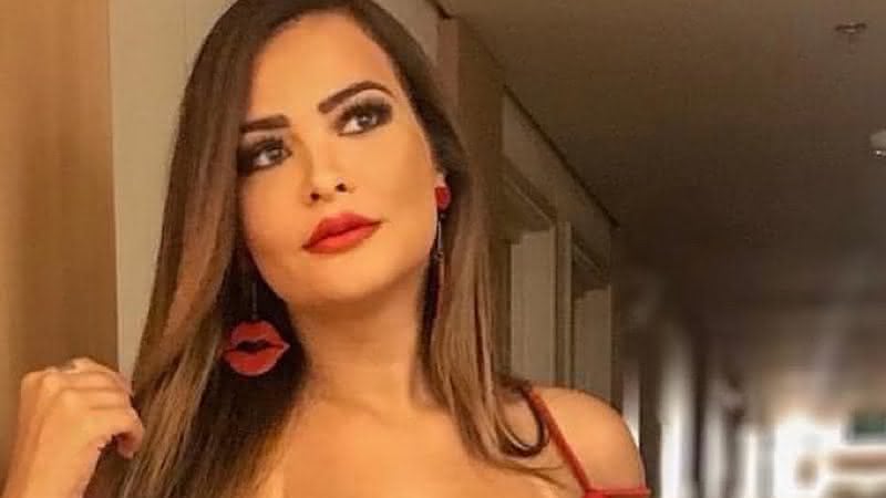 Para mostrar sua marquinha, Geisy Arruda abaixa a calcinha e quase mostra demais - Instagram