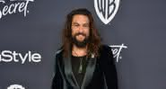 O galã de Aquaman deixou seus fãs babando ao vestir apenas uma regata durante o Globo de Ouro 2020 - Getty Images