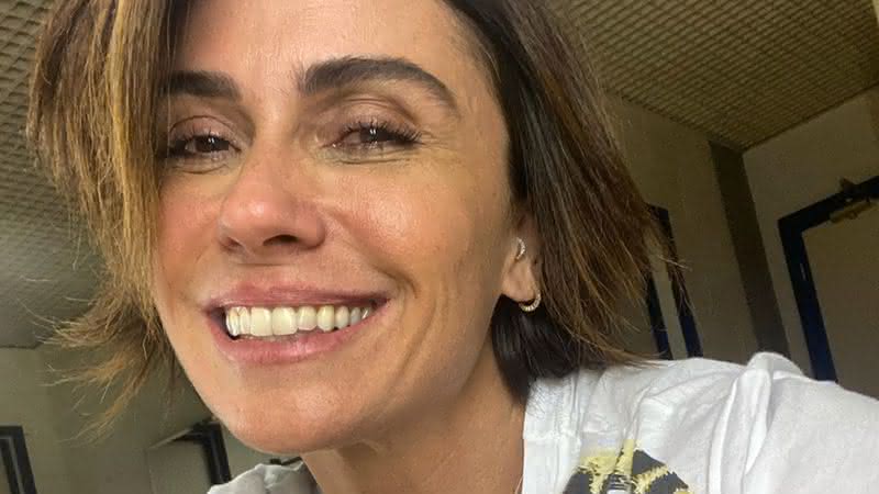 Aos 43 anos, Giovanna Antonelli surge com biquíni azul royal e boa forma encanta seguidores - Instagram