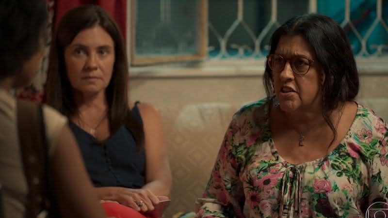 Lurdes vira marionete na mão de Thelma e esculacha mãe de Camila - TV Globo