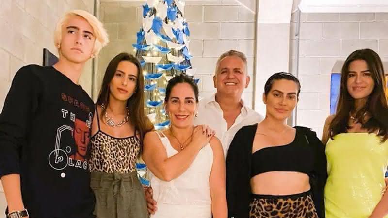 Gloria Pires posa ao lado da família e encanta - Instagram