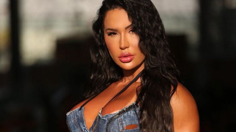 Gracyanne Barbosa dispensa parte de cima e faz topless - Instagram