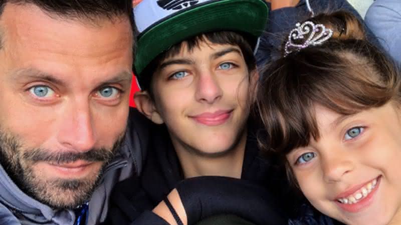 Henri Castelli surge em clique antigo com os filhos - Instagram