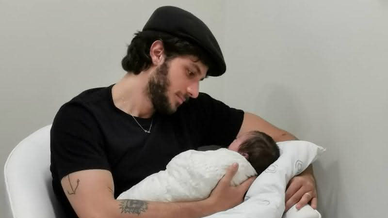 Chay Suede encanta fãs ao aparecer segurando a filha, Maria, no colo - Instagram