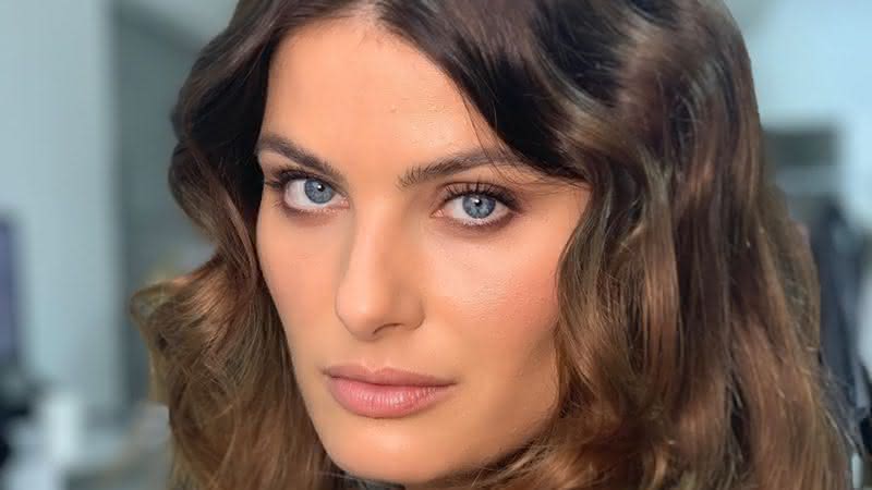 Coberta de argila, Isabeli Fontana faz topless na praia e fãs elogiam: "Belíssima" - Instagram