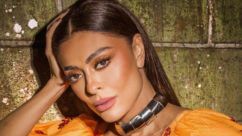 Juliana Paes mostra bumbum empinado com biquíni minúsculo - Instagram