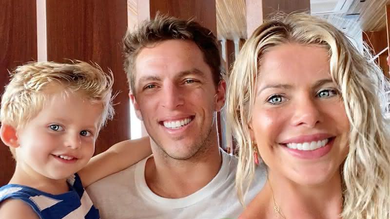 Karina Bacchi posa de biquíni ao lado da família e fãs especulam nova gravidez - Instagram