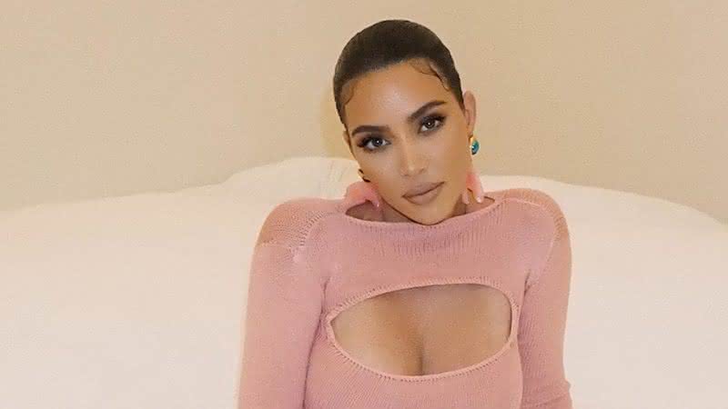 Kim Kardashian impressiona com cintura fina - Instagram