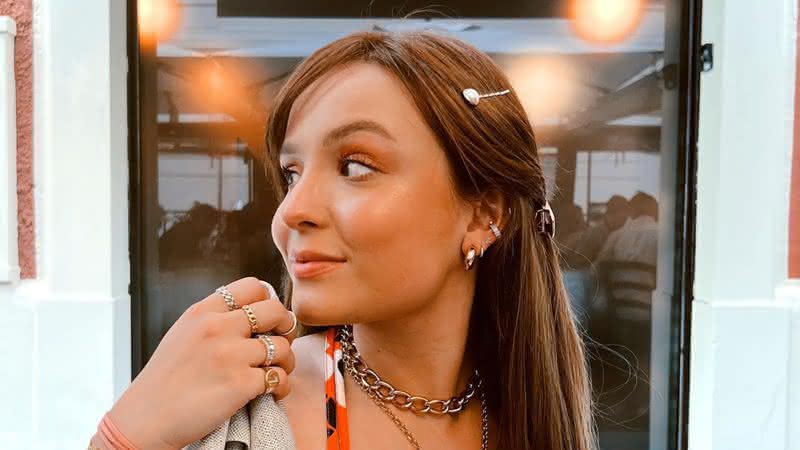 Larissa Manoela exibe bumbum empinado com biquíni lilás - Instagram