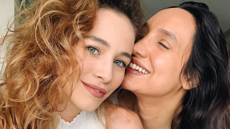 Laryssa Ayres e Maria Maya posam no meio da natureza e esbanjam amor - Reprodução/ Instagram