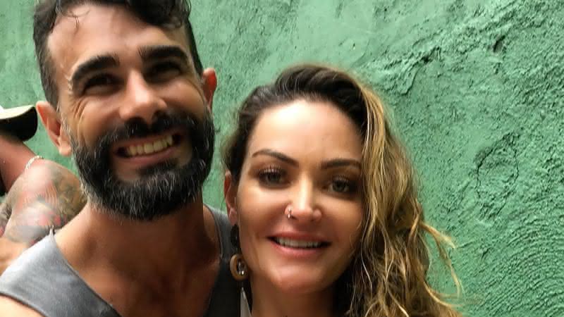 Laura Keller coloca barrigão para jogo em clique com o esposo - Instagram