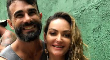 Laura Keller coloca barrigão para jogo em clique com o esposo - Instagram