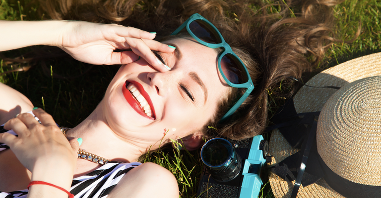 mulher sorrindo - shutterstock