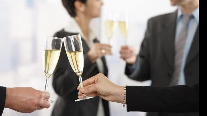 Como se comportar na festa do trabalho - Shutterstock