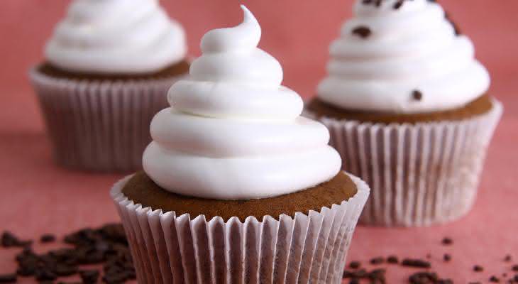 Muffin de chocolate com merengue italiano  - Divulgação 