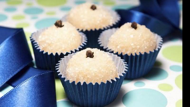 Em homenagem ao Dia Mundial do Beijo, nada melhor do que preparar um doce tradicional brasileiro, o beijinho de coco. A receita é da cozinheira Gabriela Pegurier* (SP). Mãos à obra!  - Divulgação