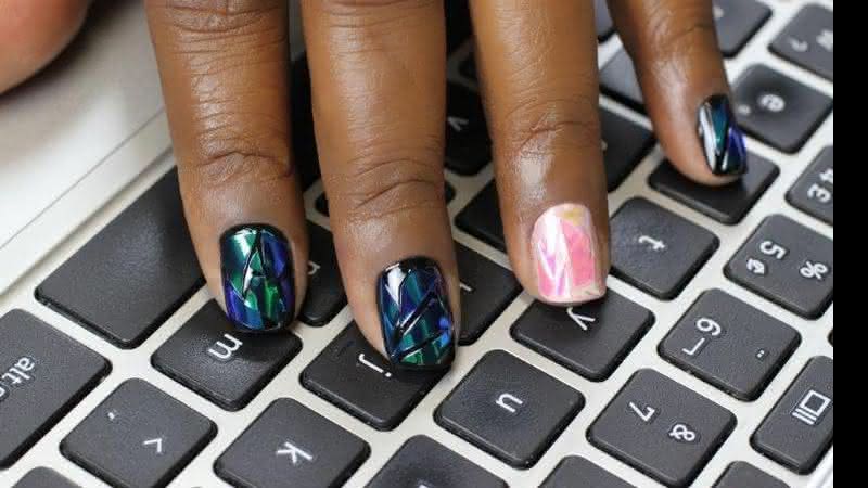 Nova técnica de nail art garante um efeito espelhado às gatas de plantão! - divulgação Esmalteria Nacional