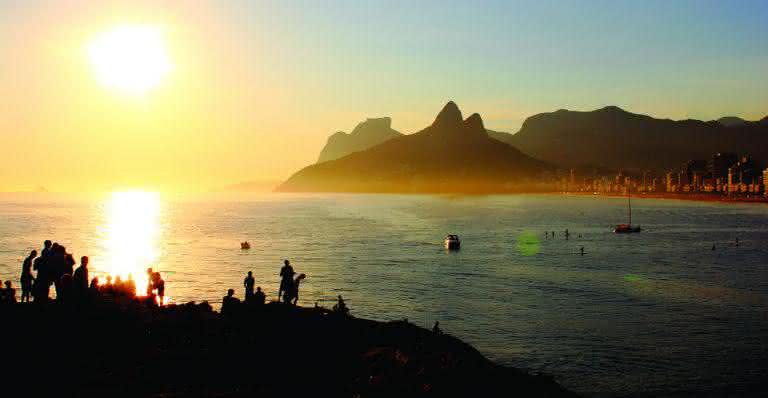 Impossível ir ao Rio e não passar... o final de tarde na praia do Arpoador. É o lugar ideal para quem gosta de fotos e admira o espetáculo do anoitecer. - ISTOCK/SHUTTERSTOCK