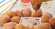 Bolinho de chuva com calda de brigadeiro - Shutterstock