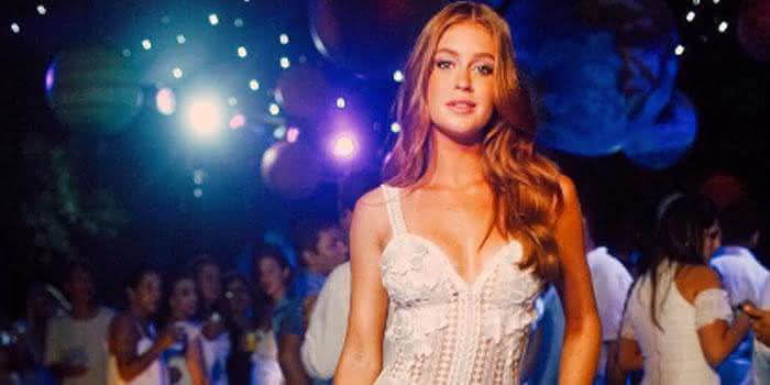 Marina Ruy Barbosa elegeu um longo rendado com decote nas costas  - Instagram