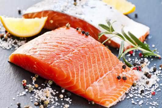 O salmão é rico em minerais como ferro, potássio, sódio, cálcio, magnésio e vitaminas A, B6, B12, C e D - Foto Shutterstock