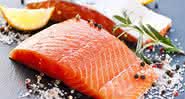 O salmão é rico em minerais como ferro, potássio, sódio, cálcio, magnésio e vitaminas A, B6, B12, C e D - Foto Shutterstock