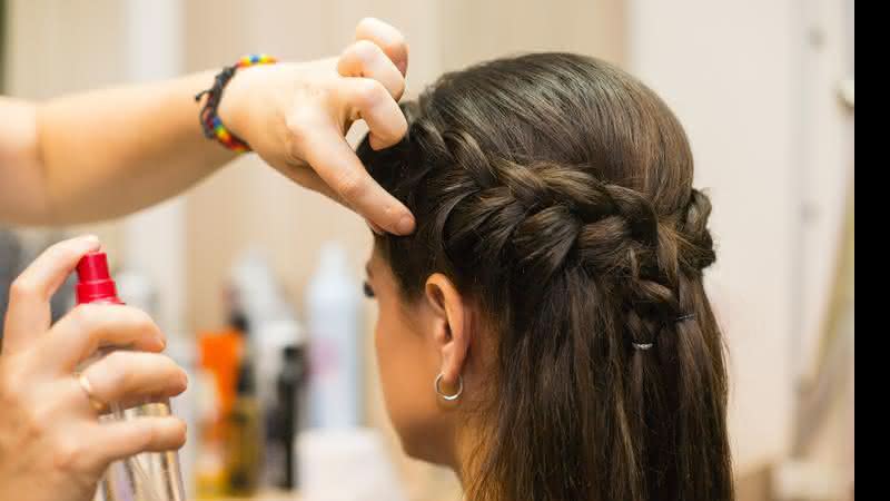 Caia na folia com estilo. Aprenda o passo a passo desse penteado coringa  - Shutterstock