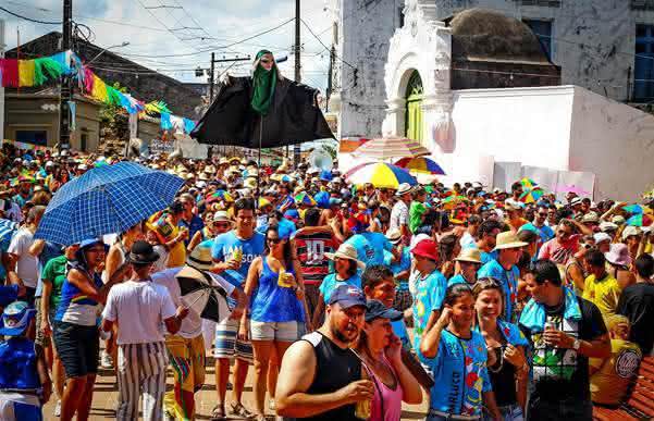 Recife/Olinda (Pernambuco)- Já pensou em curtir a folia de dois dos destinos mais carnavalescos do Brasil com apenas uma passagem aérea? A proximidade entre Recife e Olinda – 10 km – possibilita isso. Curtindo espécie de “duas viagens em uma”, o turist... - (Flickr - Circuito Fora do Eixo) 