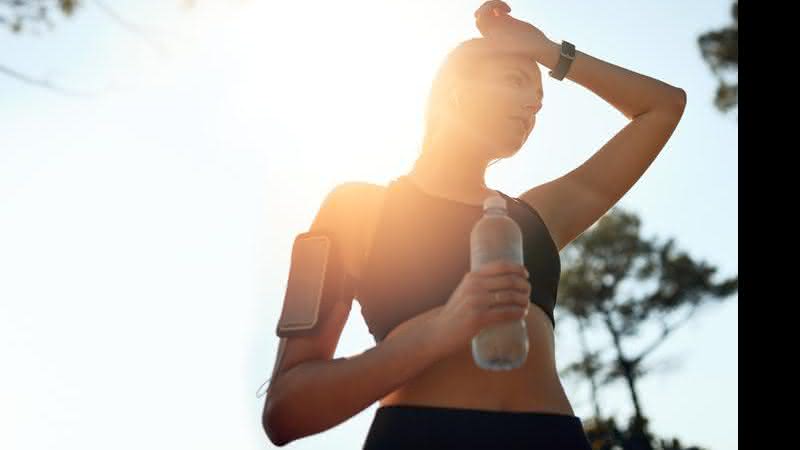 O uso de chapéu, bonés, óculos escuro e protetor solar nos horários entre 10h e 16h, que costuma ser o horário mais crítico - Istock