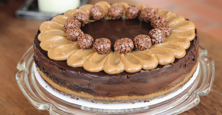 Bolo de brownie de chocolate recheado com doce de leite - Divulgação