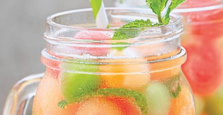 Refresco chique: Água com bolas de frutas - Shutterstock