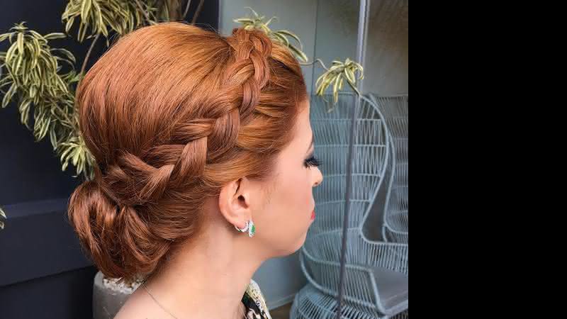 Típico dos anos 60, o volume na parte de trás da cabeça deixa o penteado mais romântico e estruturado. Nesse caso, a finalização foi feita com um coque liso tradicional. - Foto Reprodução Pinterest