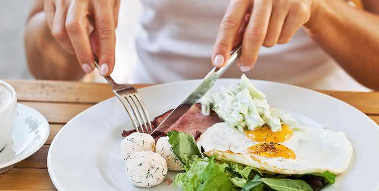 Ovos e bacon são excelentes fontes de proteína e gorduras de qualidade - Shutterstock