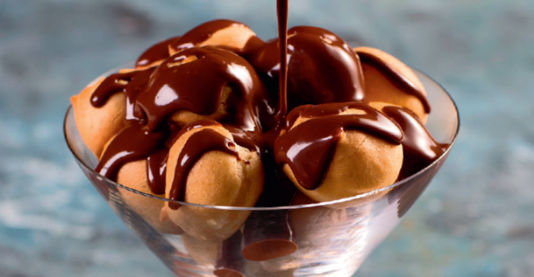 Profiteroles com calda de chocolate - LUNA GARCIA