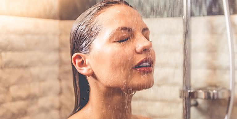 Cuidado com a temperatura do chuveiro. Banhos quentes ajudam a aumentar a oleosidade do couro cabeludo. - iStock