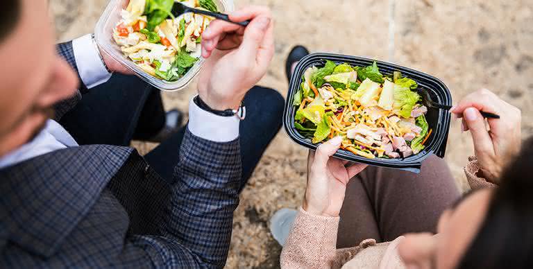 O ritmo agitado do dia a dia pode prejudicar a dieta e acabar com os hábitos saudáveis, por isso, separamos dez dicas para ajudar no controle alimentar da rotina - iStock