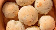 Pão de queijo com talos de rúcula - Divulgação