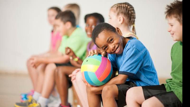 Combater o sedentarismo faz parte das ações para diminuir a obesidade infantil - iStock