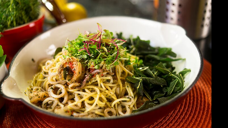 Macarrão gourmet leva frutos do mar, pimenta e azeite aromatizado - Divulgação FoodNetwork