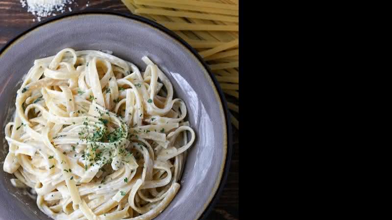 Se não quiser fazer a massa do zero, compre um pacote de fettuccine e pronto! - Divulgação