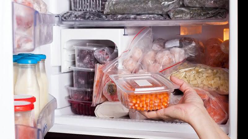 O freezer é superprático, mas nem tudo pode ir lá dentro... - iStock