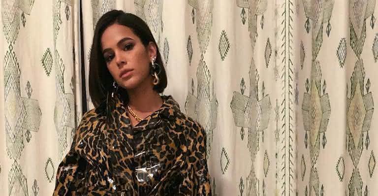 Bruna Marquezine posou com vestido e casaco de oncinha - Reprodução: Instagram