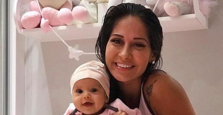 Mayra Cardi com sua filha mais nova, Sophia  - Reprodução: Instagram