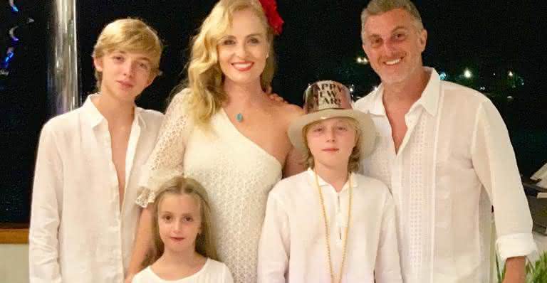 Luciano Huck e Angélica com os três filhos, Joaquim, Benício e Eva - Reprodução/Instagram