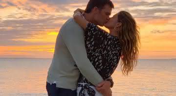 Gisele Bündchen e Tom Brady abraçados - Reprodução/Instagram