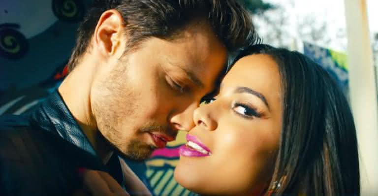 André Bankoff e Anitta - Reprodução/Youtube/Warner Music Brasil