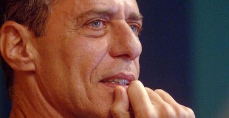 Se preparando para visitar o ex-presidente, Lula, Chico Buarque aparece acompanhado da namorada  - Reprodução/Instagram